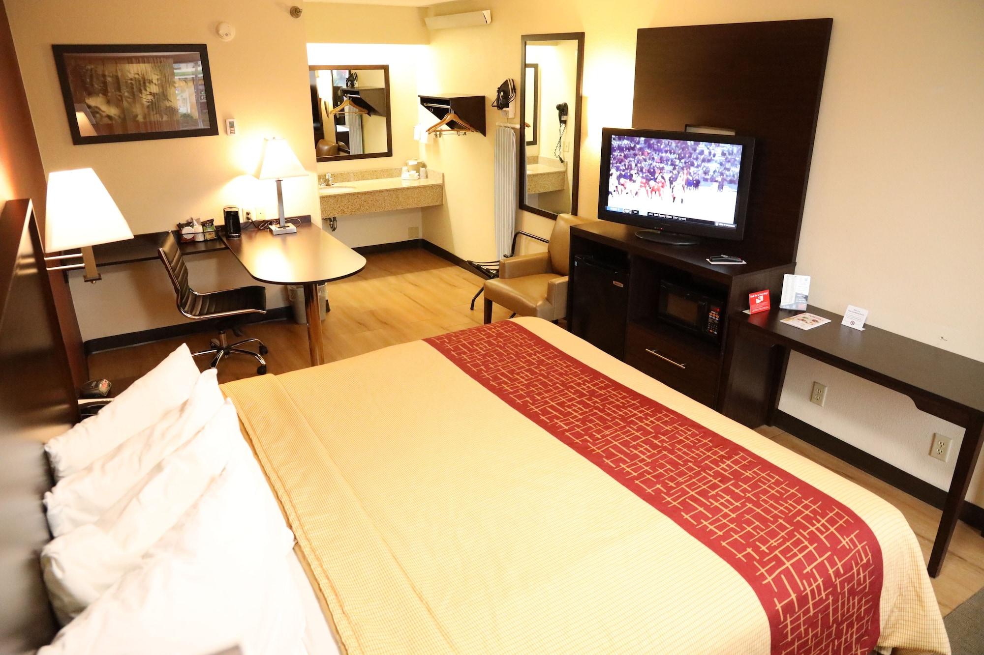 Red Roof Inn Cincinnati Northeast - Блу Аш Экстерьер фото