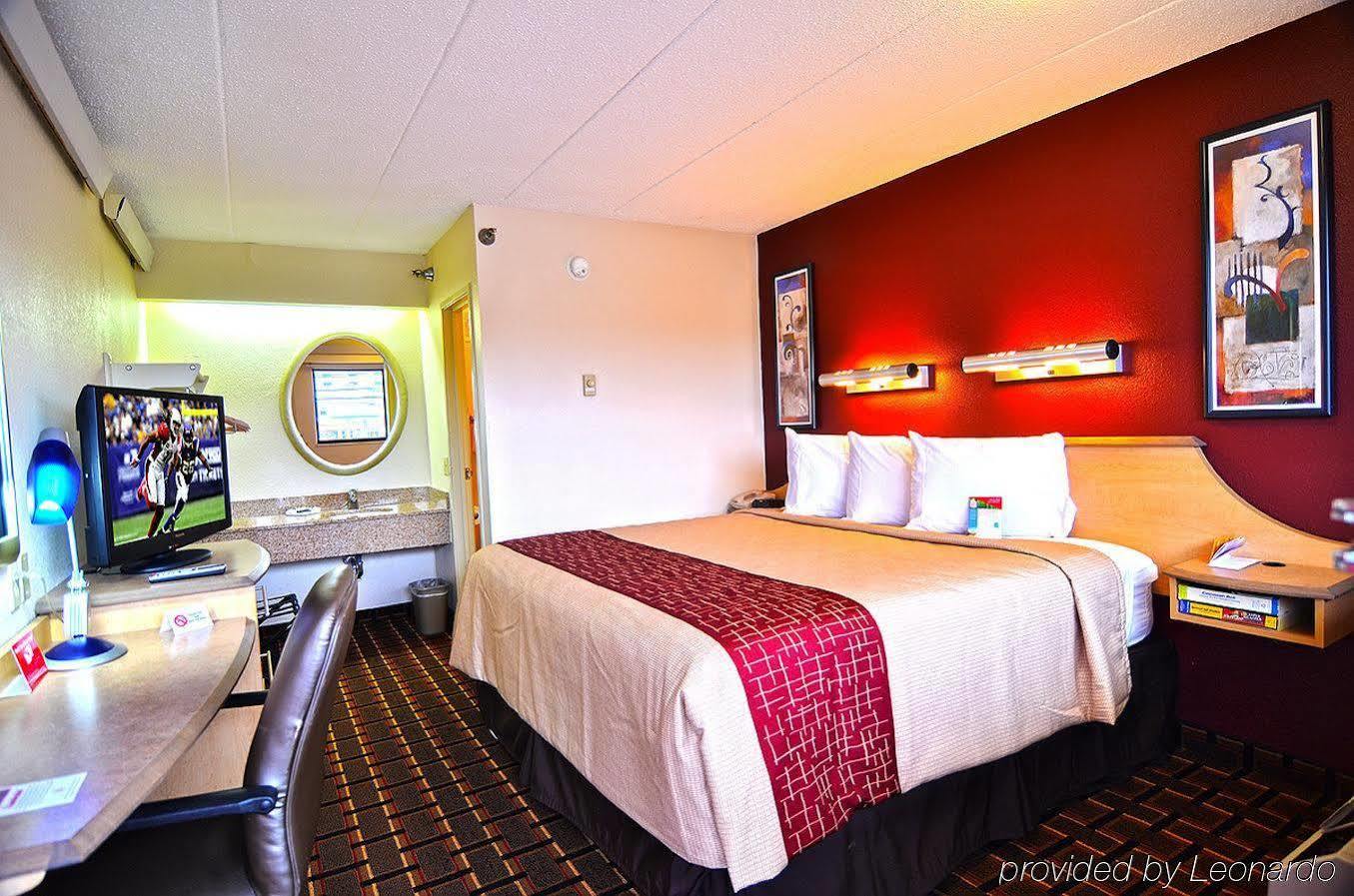 Red Roof Inn Cincinnati Northeast - Блу Аш Экстерьер фото